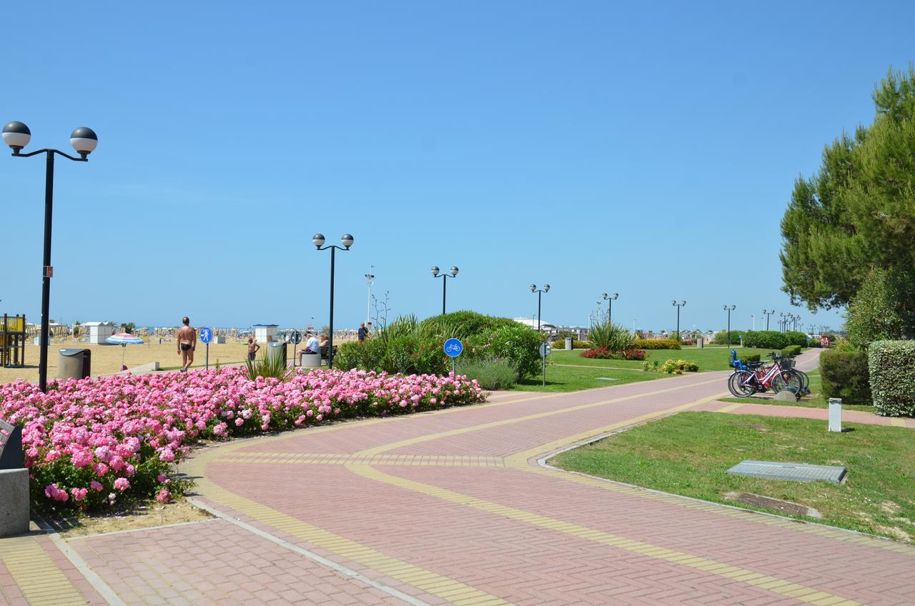 Aparthotel Pineda Бібіоне Екстер'єр фото